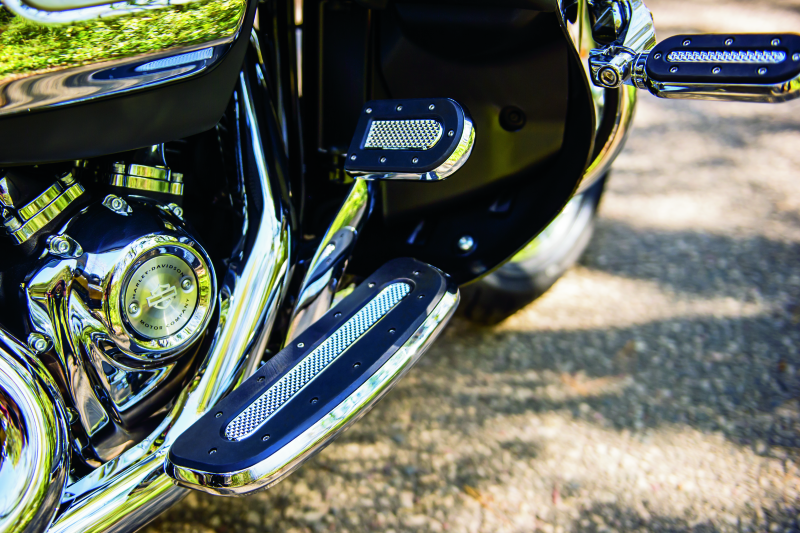 Kuryakyn Heavy Industry Driver Floorboards Chrome Kuryakyn Footpegs AXOPROS