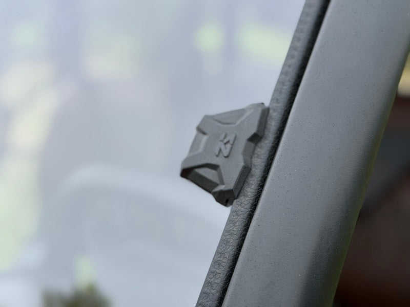 Seizmik 25+ CF Moto U10/ 10 XL Pro Toolless Windshield - Hardcoated Seizmik Windshields AXOPROS