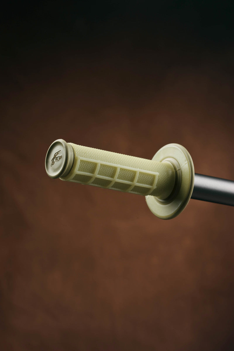 Renthal MX Dual Compound Grips 1/2 Waffle - Kevlar Renthal Grips  AXOPROS