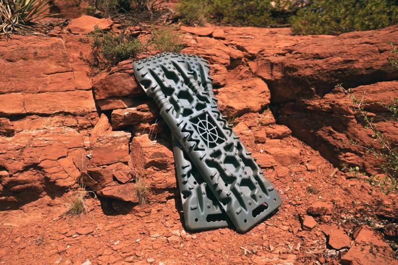 DV8 Offroad Recovery Traction Boards w/ Carry Bag - Olive DV8 Offroad Recovery Boards  AXOPROS
